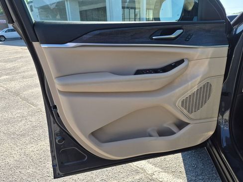 Used 2025 Jeep Grand Cherokee L Limited w/ Luxury Tech Group II image 11