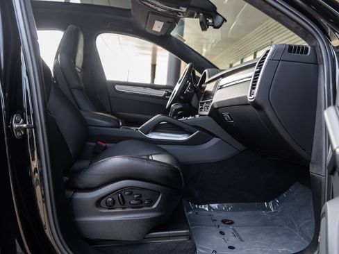 Used 2023 Porsche Cayenne Turbo S AWD/4WD image 41