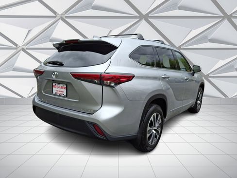 Used 2021 Toyota Highlander XLE AWD/4WD image 10