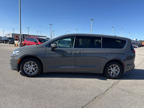 Used 2023 Chrysler Pacifica Touring-L image 6