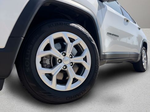 Used 2024 Jeep Compass Latitude AWD/4WD image 27