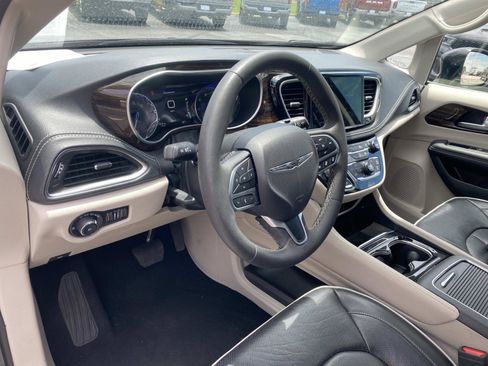 Used 2024 Chrysler Pacifica Limited FWD image 27