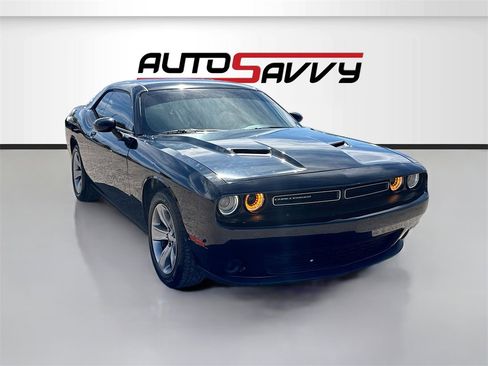 Used 2019 Dodge Challenger SXT image 1