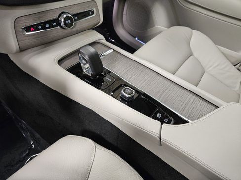 Used 2024 Volvo XC90 T8 Plus w/ Protection Package Premier image 45