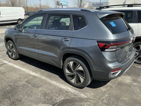 Used 2025 Volkswagen Taos SE image 15