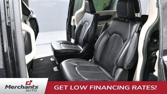 Used 2023 Chrysler Pacifica Touring-L FWD image 14