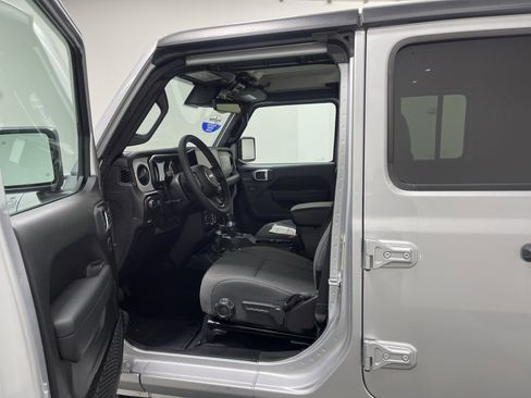 Used 2024 Jeep Gladiator Sport image 9