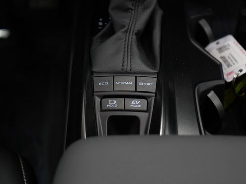 Used 2025 Toyota Camry SE AWD/4WD image 18