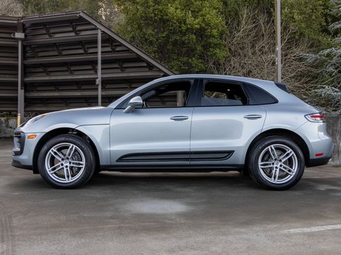Certified 2025 Porsche Macan image 2