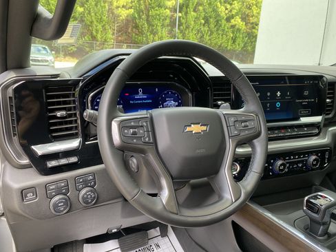 Used 2025 Chevrolet Silverado 1500 High Country w/ Technology Package AWD/4WD image 17