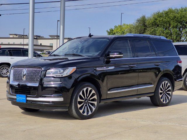 Used 2024 Lincoln Navigator Reserve AWD/4WD image 3