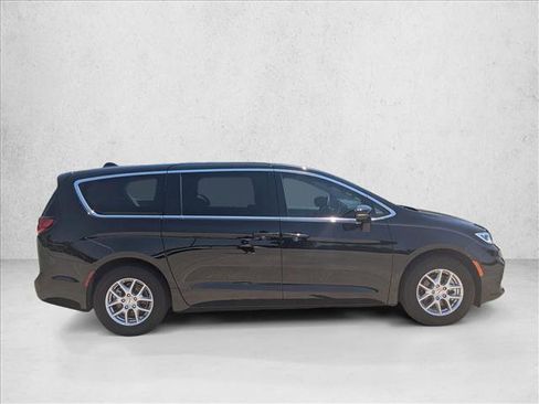 Certified 2024 Chrysler Pacifica Touring-L w/ Uconnect Theater Family Group FWD image 4