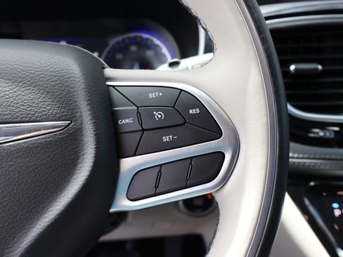 Used 2018 Chrysler Pacifica Limited FWD image 16
