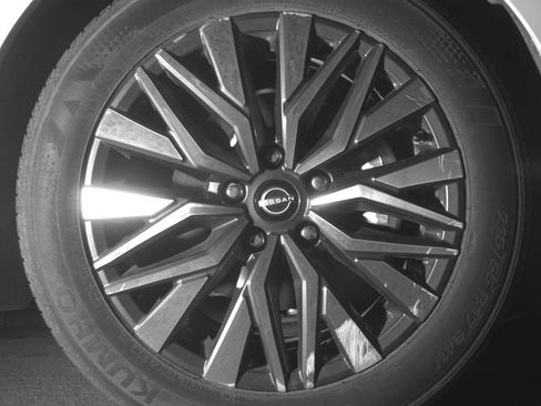 Used 2025 Nissan Altima 2.5 SV FWD image 13