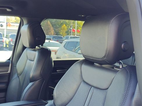 Used 2024 Jeep Wagoneer L Series III w/ Flexible Seating Group image 12