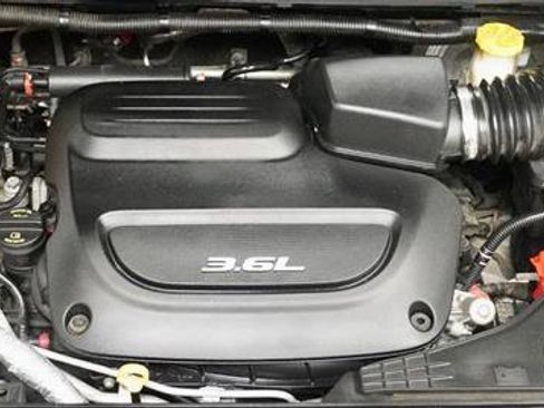 Used 2018 Chrysler Pacifica Touring-L image 38