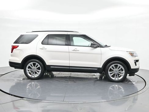 Used 2018 Ford Explorer XLT w/ Equipment Group 202A AWD/4WD image 4