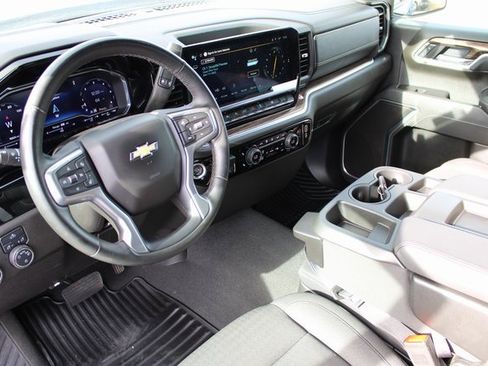 Used 2025 Chevrolet Silverado 1500 LT image 2