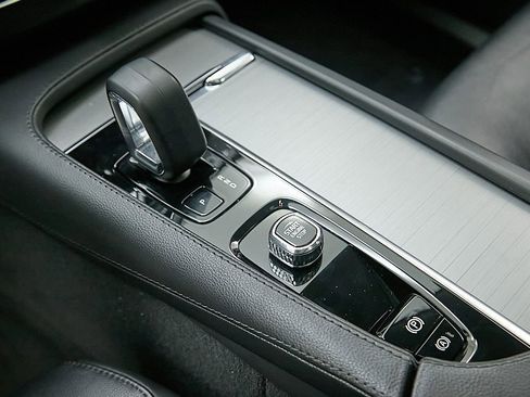 Used 2023 Volvo XC90 B5 Core w/ Climate Package image 17