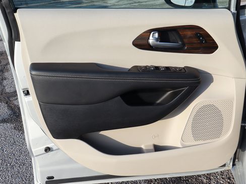 Used 2024 Chrysler Pacifica Limited image 13