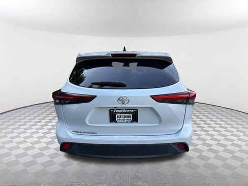 Used 2022 Toyota Highlander L FWD image 6