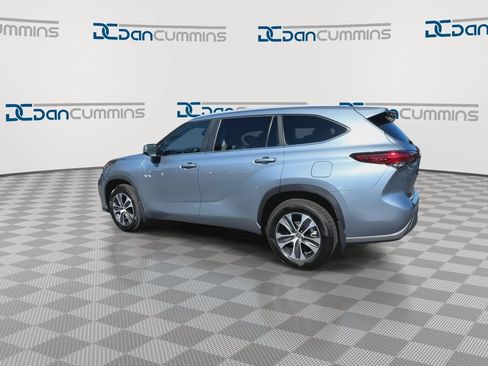 Used 2023 Toyota Highlander XLE AWD/4WD image 6