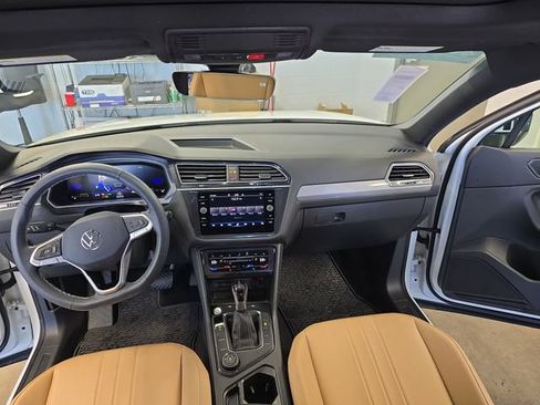 Used 2024 Volkswagen Tiguan SE w/ Panoramic Sunroof Package AWD/4WD image 14