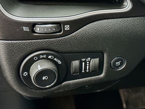 Used 2019 Jeep Cherokee Trailhawk w/ Comfort/Convenience Group AWD/4WD image 17