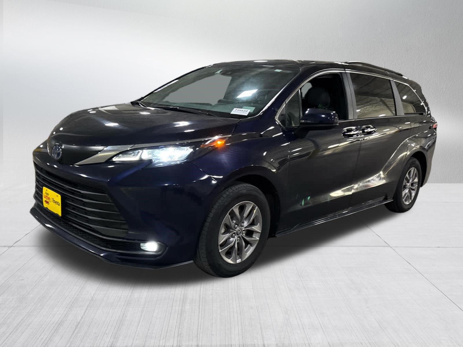 Certified 2025 Toyota Sienna XLE FWD image 3
