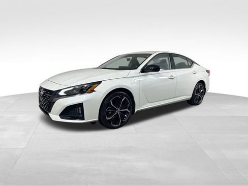 Used 2025 Nissan Altima 2.5 SR w/ SR Premium Package image 2