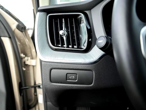 Used 2025 Volvo XC60 B5 Plus image 19