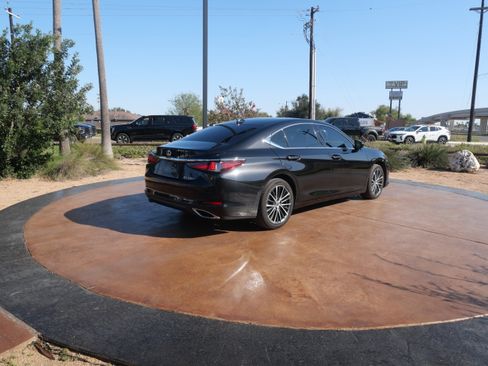 Used 2024 Lexus ES 350 w/ Premium Package image 2