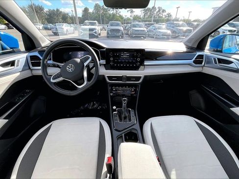 Certified 2025 Volkswagen Taos SE image 3