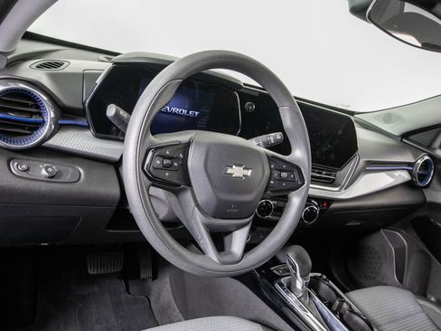 Used 2025 Chevrolet Trax LT image 17