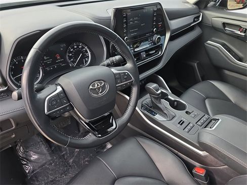 Used 2021 Toyota Highlander XLE image 20
