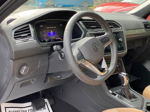 Used 2024 Volkswagen Tiguan SE w/ Panoramic Sunroof Package FWD image 10