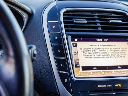 Used 2019 Lincoln Nautilus Select image 21