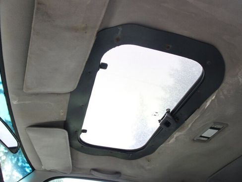 Used 1995 Chevrolet Silverado 1500 2dr K1500 Cheyenne 4X4 image 9