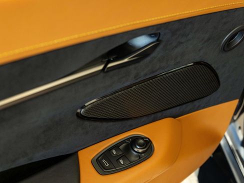 Used 2025 Aston Martin V8 Vantage Coupe image 24