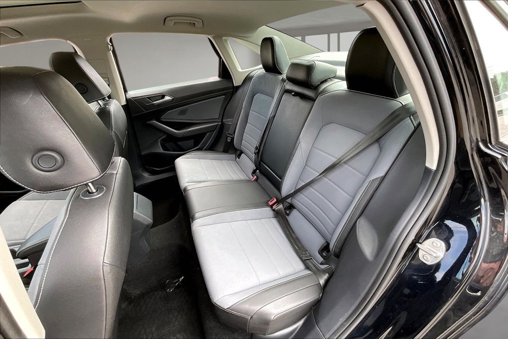 Used 2025 Volkswagen Jetta SE FWD image 21