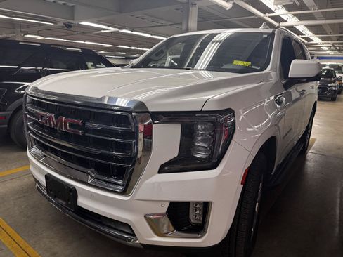 Used 2023 GMC Yukon SLT w/ SLT Luxury Package AWD/4WD image 2