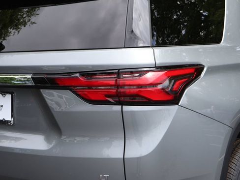 Used 2023 Chevrolet Traverse LT FWD image 8