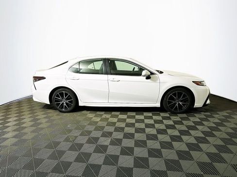 Used 2024 Toyota Camry SE image 9