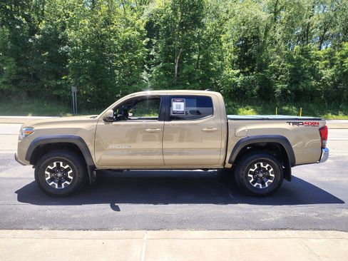 Used 2017 Toyota Tacoma TRD Off-Road w/ Tow Package (A/T) AWD/4WD image 6