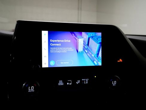 Used 2023 Toyota Highlander XLE image 4