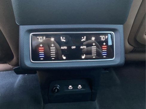 Used 2022 Audi e-tron Premium Plus w/ Premium Plus Package image 24