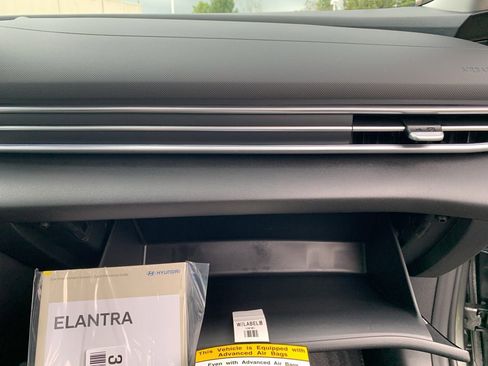 New 2025 Hyundai Elantra Limited image 31