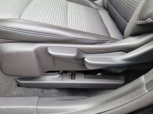 Used 2025 Chevrolet Trax LT FWD image 19