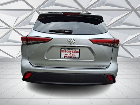 Used 2021 Toyota Highlander XLE AWD/4WD image 9