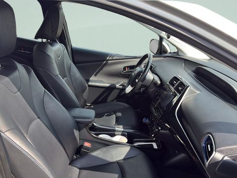 Used 2016 Toyota Prius Three Touring FWD image 16